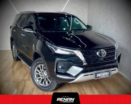 TOYOTA HILUX 2.8 D-4D TURBO DIESEL CD GR-S 4X4 AUTOMÁTICO TOYOTA HILUX 2.8 D-4D TURBO DIESEL CD GR-S 4X4 AUTOMÁTICO